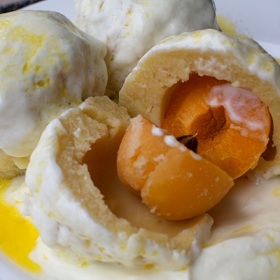 Meruňky jsou oblíbenou náplní ovocných knedlíků