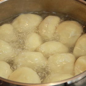 Knedlíky vařte ve vroucí osolené vodě