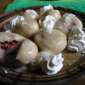 Tvarohová varianta s jahodami patří mezi ty neoblíbenější