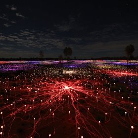 Na úpatí australské skály Uluru lze nyní vidět na 50 000 světélkujících květin. Nově se tu totiž nachází gigantická instalace zvaná „Field of Light“ (Světelné pole) umělce Bruce Munroa.