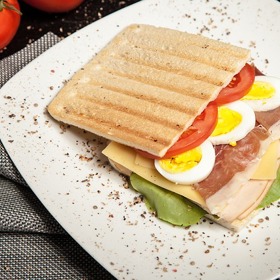 Jako hlavní chod je ideální sendvič s rajčaty