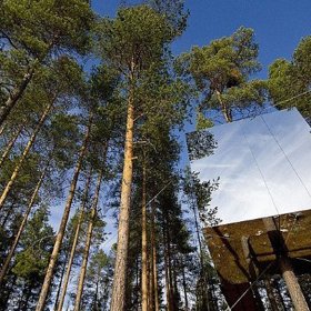 Tento zrcadlový domeček ve Švédsku rozhodně nevypadá úplně bezpečně