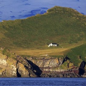 V tomto domečku na ostrově Elidaey na Islandu bydlelo před 300 lety pět rodin.