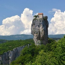 V tomto domečku v Čiatuře v Gruzii žije 59 let starý mnich v úplné izolaci