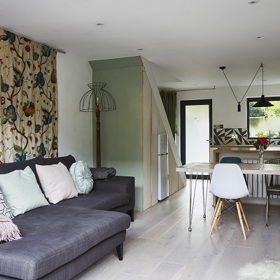 Malé tmavé přijímací místnosti v přízemí se staly místem pro otevřenou kuchyni, jídelnu a společenský prostor