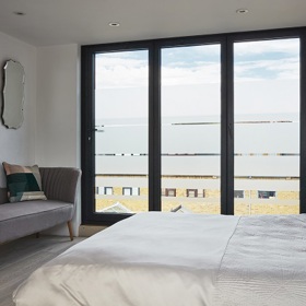 Velké okno přináší do ložnice světlo