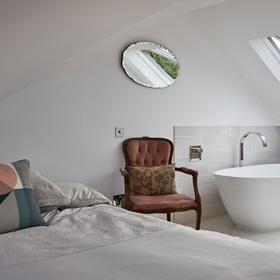 Středobodem této místnosti je luxusní volně stojící vana. Byla umístěna pod novým střešním oknem, které přináší do místnosti světlo a pohodu