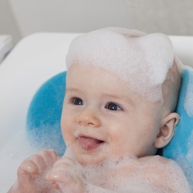 Nejlepší je miminko mýt příjemnou žínkou