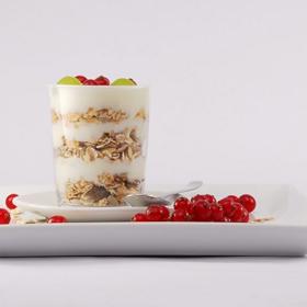 Musli s bílým jogurtem.