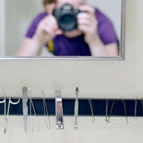 2. Jak potvrdí nejedna žena, tyto miniaturní sponky do vlasů mizí rychlostí blesku. S magnetickým pruhem v koupelně je už nebudete muset obměňovat jednou týdně.