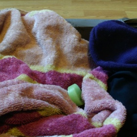 4. Vracíte se z dovolené a nevíte, jak si poradit s pachem použitého oblečení? Řešení je prosté – vložte do něj kousek mýdla. Nejenže nebude páchnout, ale otiskne se na něj i trošku vůně!