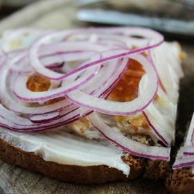 Chléb se sádlem vždycky bodl.