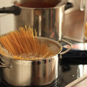 Nikdy nevařte těstoviny v malém hrnci.