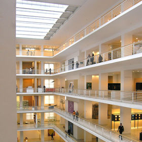 S podlahovou plochou asi 13 500 m² byl v té době největší stavbou tohoto typu na světě.