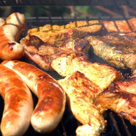 Klobásky, vepřové, kuřecí — grilovat můžete na milion způsobů.