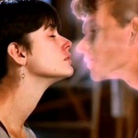 Patrick Swayze s Demi Moore ve filmu Duch.