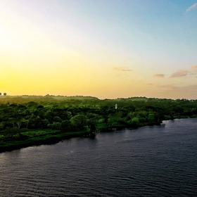 Krajina okolo průplavu je neskutečná.