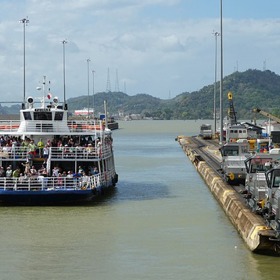Vstup z karibské strany se nachází u města Colón, tichomořský je u Ciudad de Panamá.