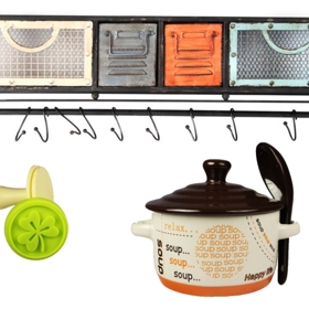 Nástěnný věšák se zásuvkami: 2 940 Kč, razítko na těsto: 45 Kč, miska s víčkem a lžičkou na polévku: 125 Kč; vše Homelove.cz.