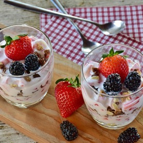 Do jogurtu si přidejte ostružiny a budete se oblizovat.