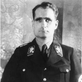 Rudolf Hess se měl stát jako druhý v řadě nástupcem Adolfa Hitlera.
