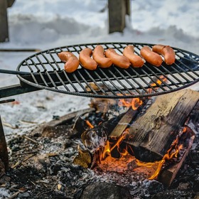 Klobásky na ohni jsou na kempování klasikou.
