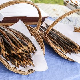 Stáhnutí úhoře z kůže je trochu pracné.