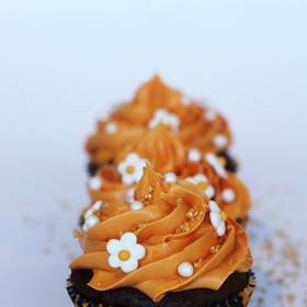 Cupcaky se zdobí krémem a jedlými dekoracemi.