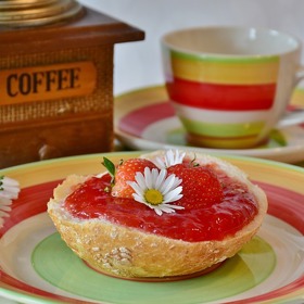 Čerstvé pečivo s domácí marmeládou je skvělou snídaní