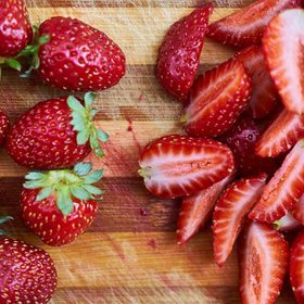 Jahody s cukrem byly oblíbenou letní pochoutkou.