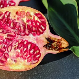 Cizokrajné granátové jablko přijde v horkých letních dnech k chuti