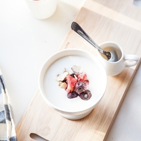 Jogurt si dávejte pravidelně k snídani. V kombinaci s ořechy a ovesnými vločkami děláte pro své tělo to nejlepší