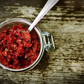 Naložená rajčata v oleji si zamilujete