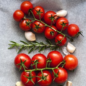 Pečená rajčata s bylinkami jsou ideálním letním jídlem