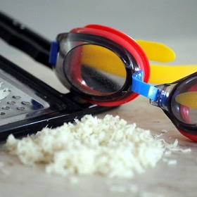 Křen a med dokáží stimulovat imunitu díky vysokému obsahu vitaminů a dezinfekčními a antibiotickými účinky. Jejich kombinace je pak ještě silnějším lékem na chřipku. Kořen křenu na jemno nastrouhejte a smíchejte se stejným množstvím medu. Směs důkladně promíchejte a užívejte po lžičkách během dne