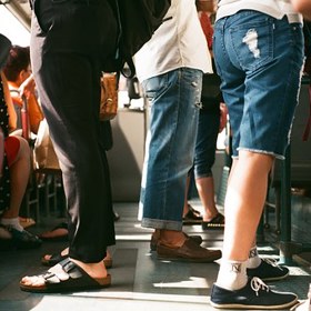 Cesta v létě může být krušná, obzvláště, když je vagón přeplněný.