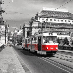 Tramvaj bez klimatizace uvízlá v koloně kvůli letním uzavírkám vás ugriluje zaživa.
