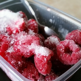 Obyčejný jogurt můžete vylepšit mraženým ovocem.