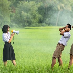 Hlasitý soused může být otravný.