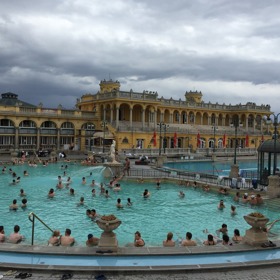 Lázně Széchenyi se nachází vedle parku Városliget.