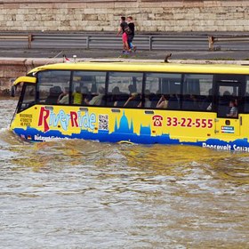 Turistické autobusy zajíždí v Budapešti i do vody. Máte tedy dva v jednom.
