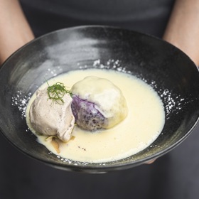 Kynutý borůvkový knedlík s vanilkovou omáčkou a skořicovou zmrzlinou