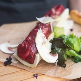 Hovězí carpaccio s houbovým ragú a lanýžovým olejem