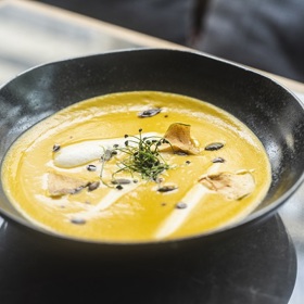 Dýňový krém s jablky a dýňovými semínky