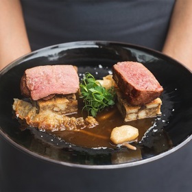 Kančí hřbet s kaštanovo-perníkovou nádivkou a hruškovým pyré