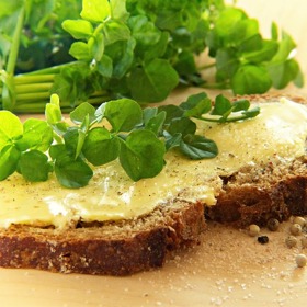 Margarín je snáze roztíratelný než máslo.