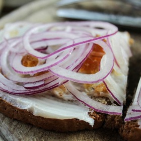 Chléb se sádlem patří pro někoho mezi delikatesy.