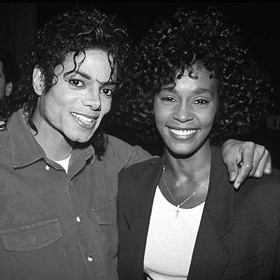 Pojilo ho přátelství i se zesnulou Whitney Houston.