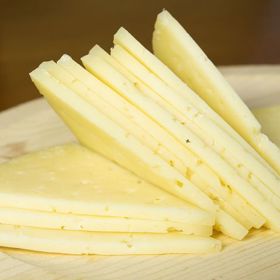 Běžné sýry mají až o 200 kcal více.