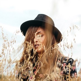 Klobouk je stylovou pokrývkou hlavy.